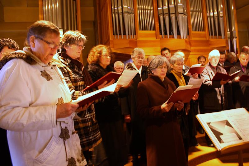 091225weihnachten1 (32).jpg - Der Kirchenchor sang unter der Leitung von Carola Holl die Missa breve no.7 in C von Charles Gounod.
